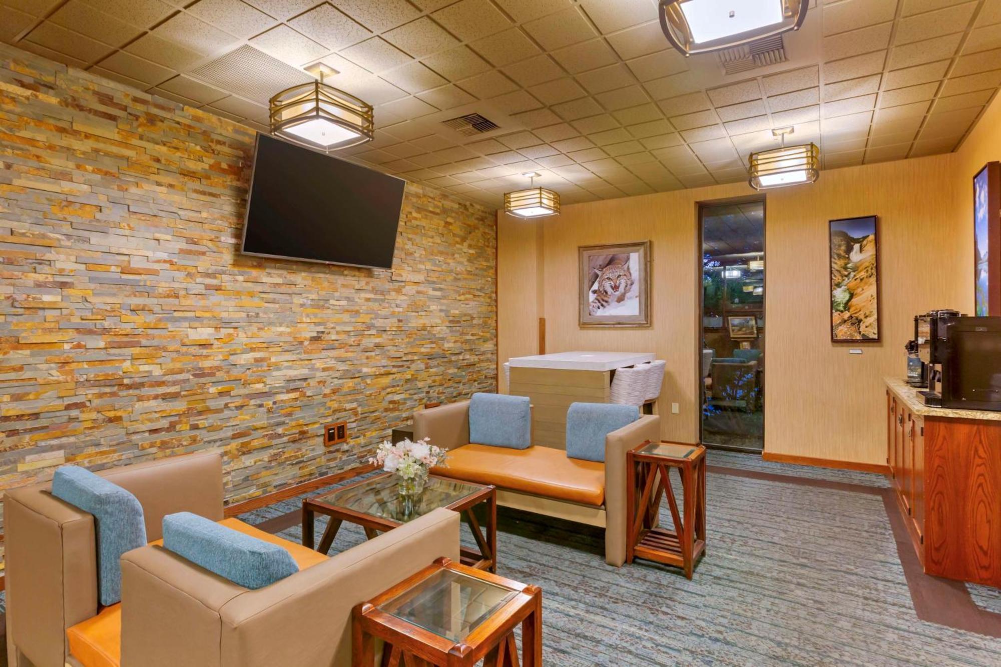 Western Grantree Hotel 4*