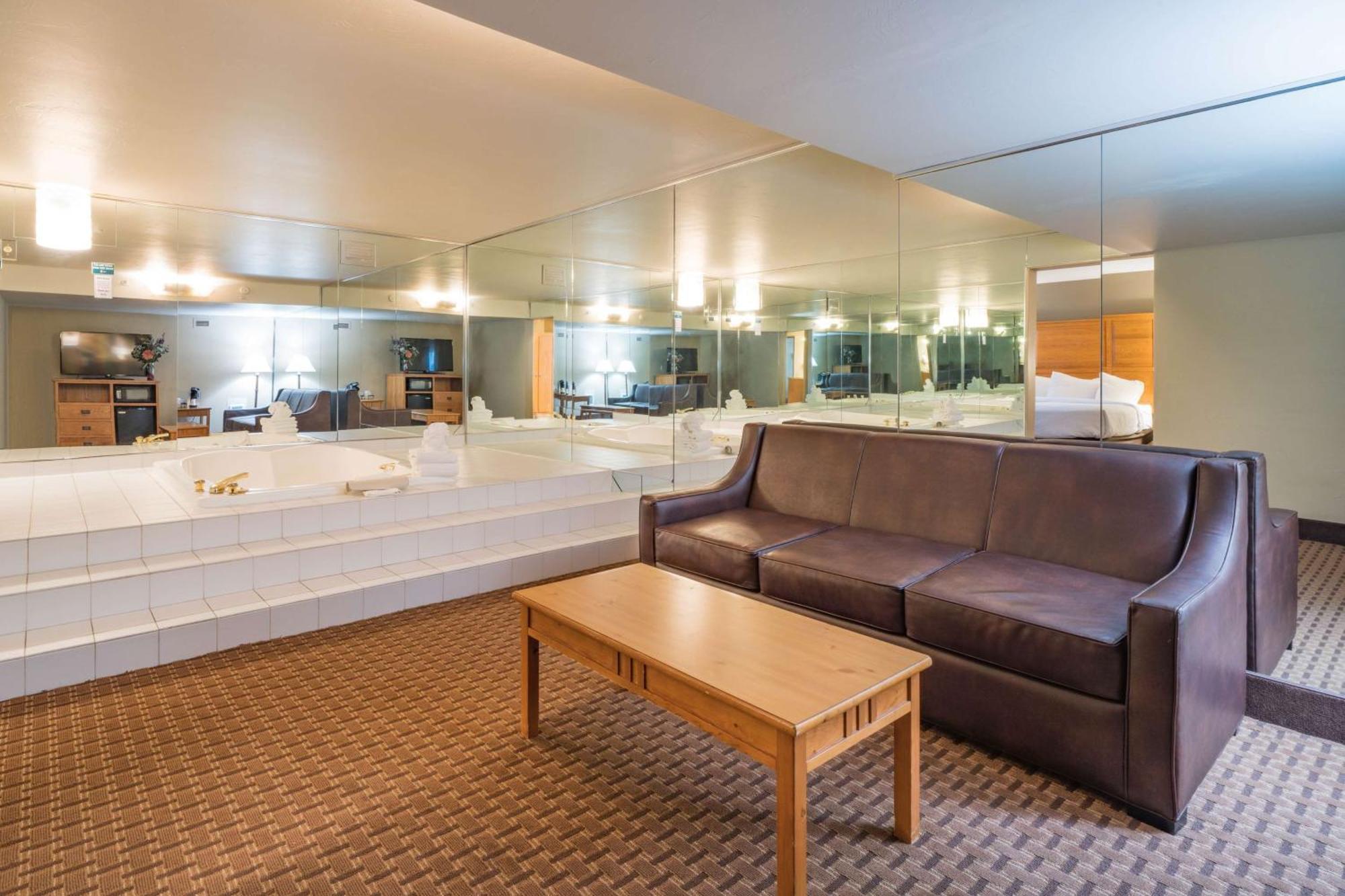 Western Grantree Hotel 4*